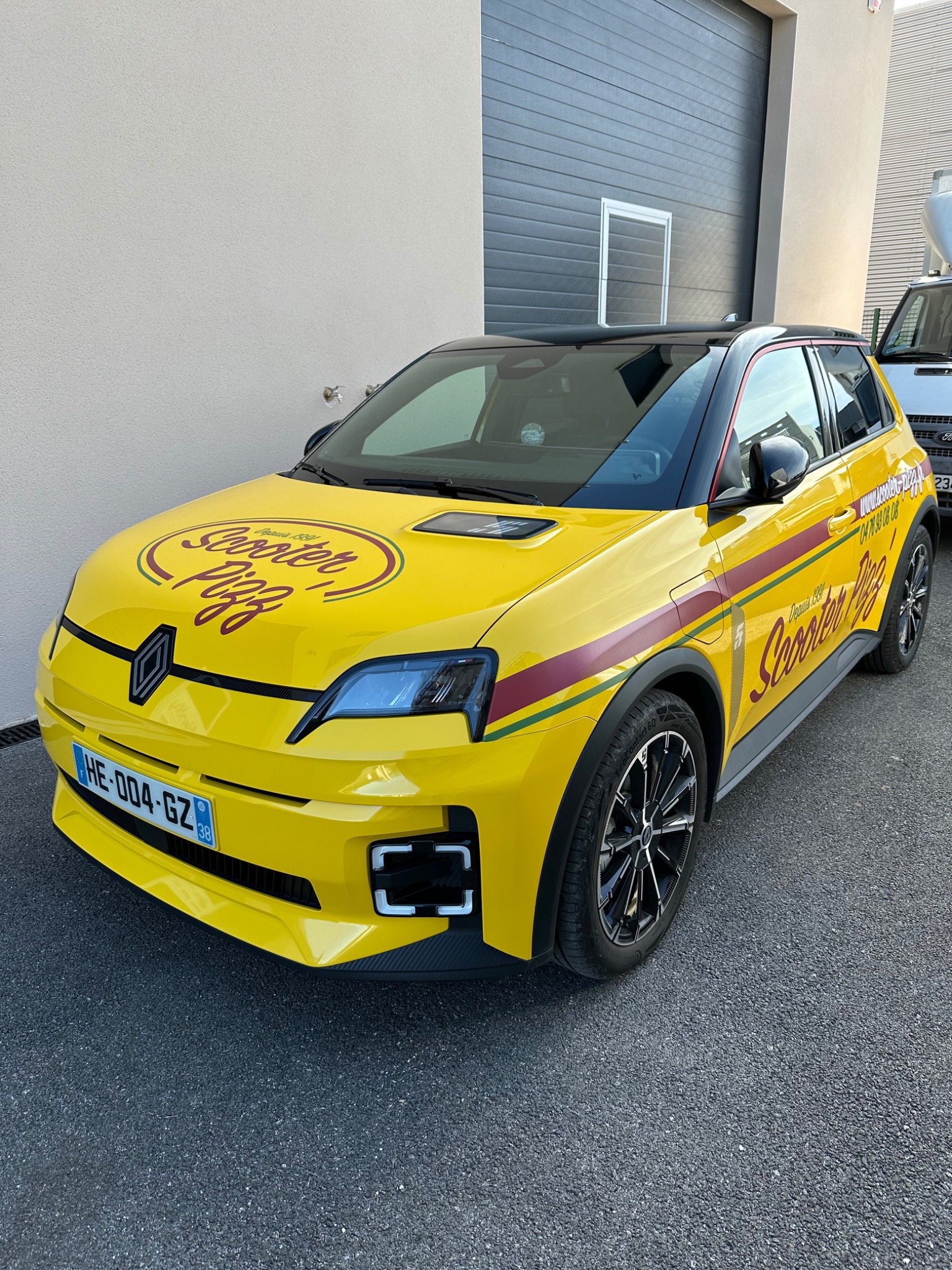 Véhicule jaune entièrement personnalisé