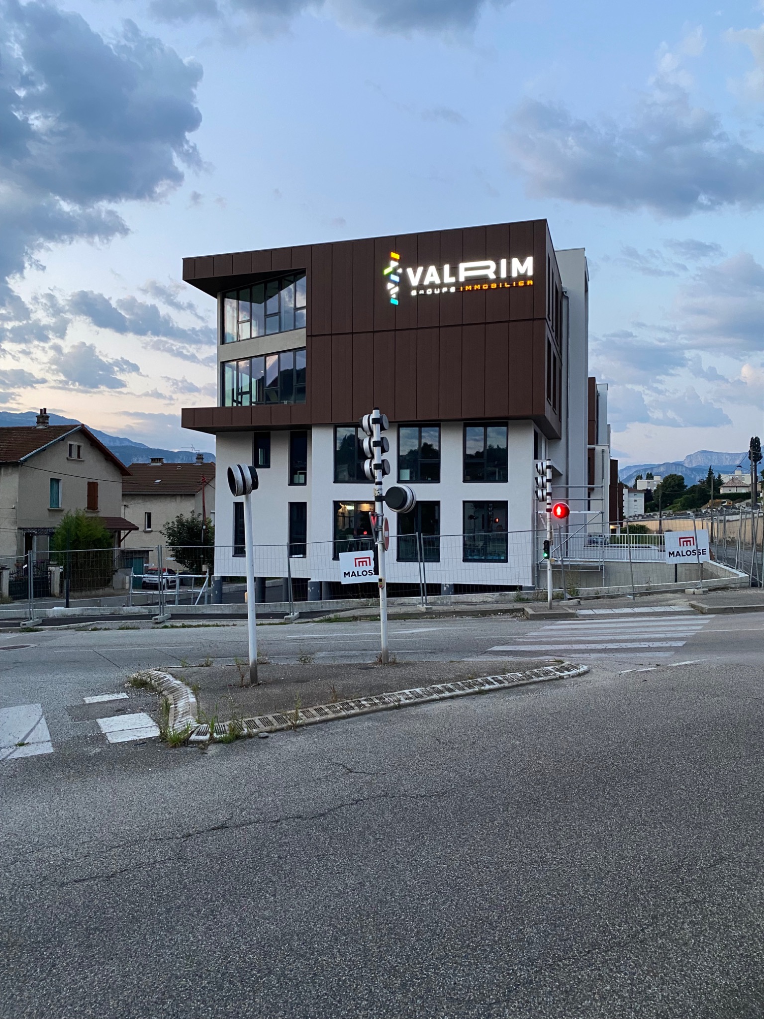 Enseigne lumineuse Valrim au crépuscule