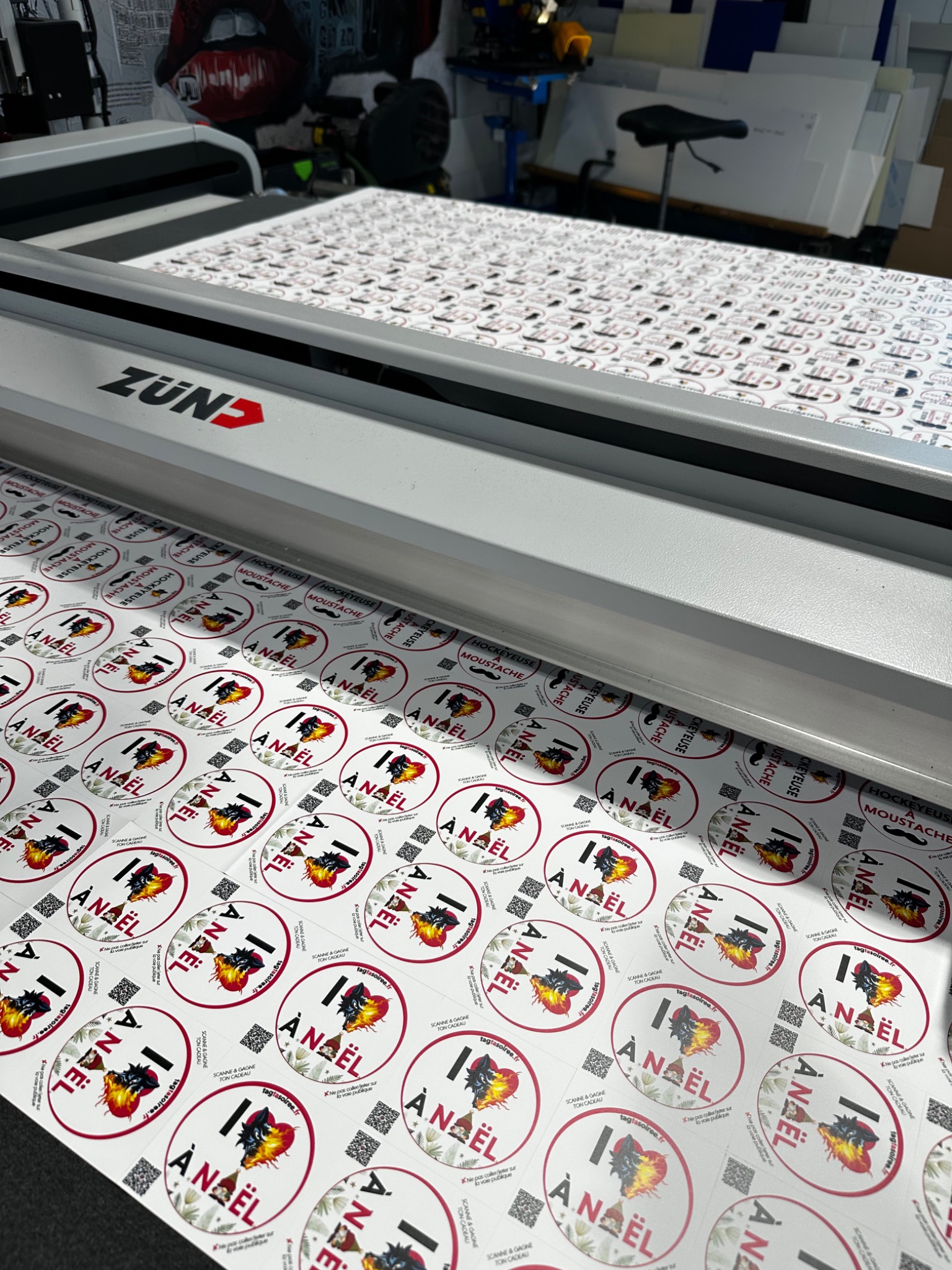 Production d'autocollants sur une table de découpe